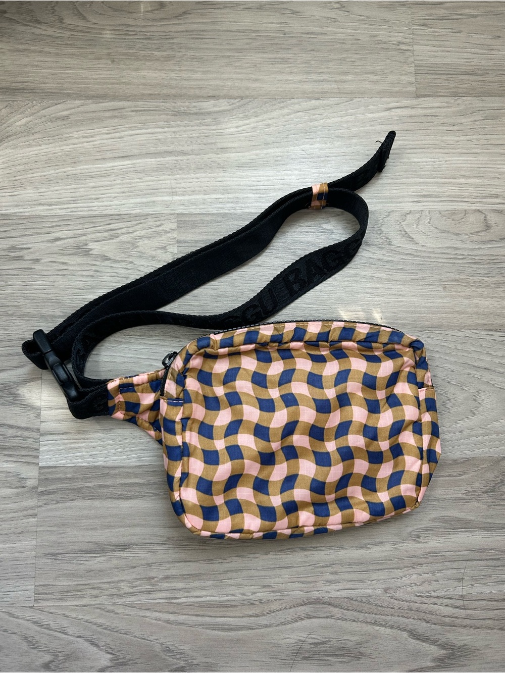 Baggu puffy fanny in peach wavy gingham